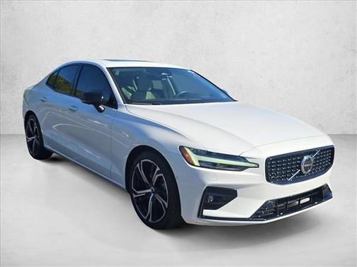 2024 Volvo S60 B5 Plus Dark Theme