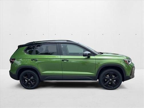 Bright Moss Green Metallic/Deep Black Roof 2025 Volkswagen Taos 1.5T SE Black