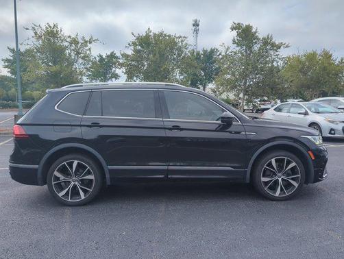 Deep Black Pearl 2022 Volkswagen Tiguan 2.0T SEL R-Line 4MOTION