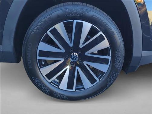 Deep Black Pearl 2027 Volkswagen Atlas SE w/Technology