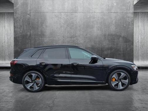 2022 Audi e-tron Premium Plus
