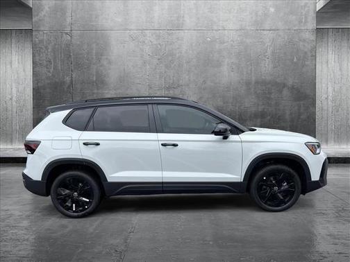 2025 Volkswagen Taos 1.5T SE Black