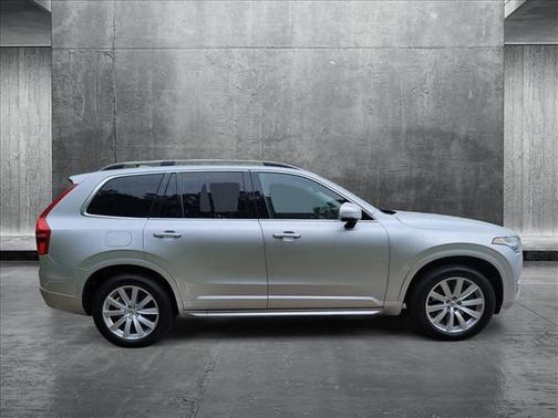 2017 Volvo XC90 T6 Momentum