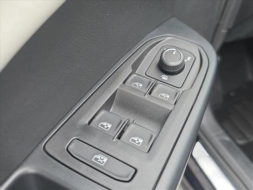 Deep Black Pearl 2026 Volkswagen Taos SE