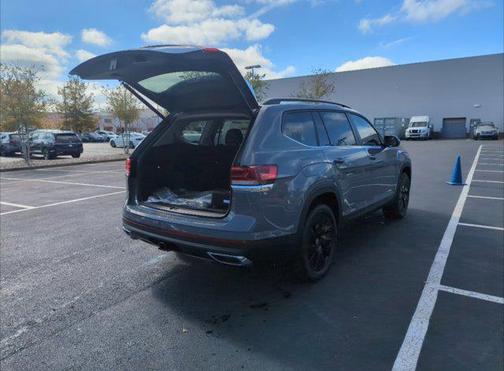 2025 Volkswagen Atlas 2.0T SE w/Technology
