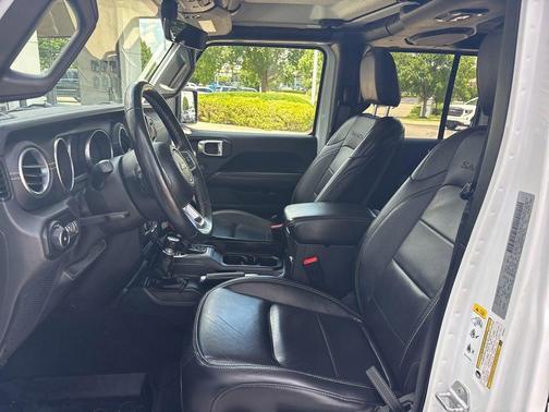Bright White Clearcoat 2018 Jeep Wrangler Unlimited Sahara