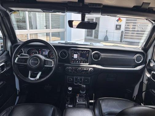 Bright White Clearcoat 2018 Jeep Wrangler Unlimited Sahara