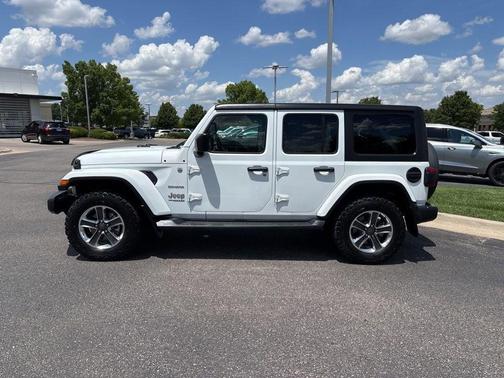Bright White Clearcoat 2018 Jeep Wrangler Unlimited Sahara