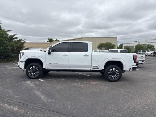 Summit White 2024 GMC Sierra 2500 AT4