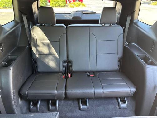 Sterling Gray Metallic 2023 Chevrolet Traverse LT Leather