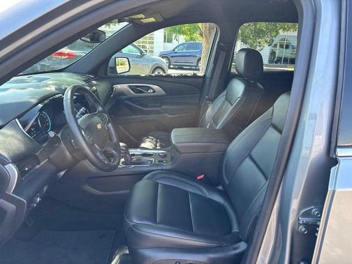 Sterling Gray Metallic 2023 Chevrolet Traverse LT Leather