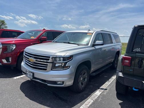 Silver Ice Metallic 2019 Chevrolet Suburban LT