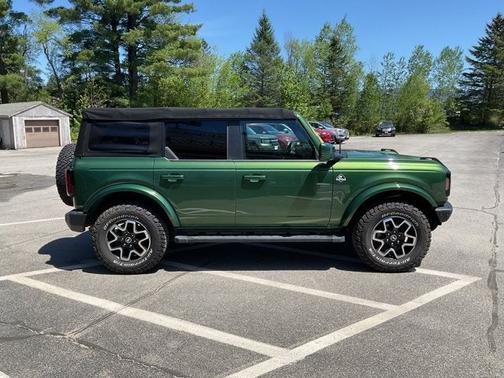ERUPTION GREEN METALLIC 2022 Ford Bronco OUTER BANKS