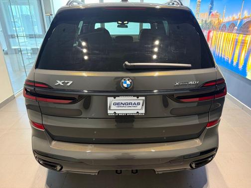 Gray Metallic 2027 BMW X7 xDrive40i