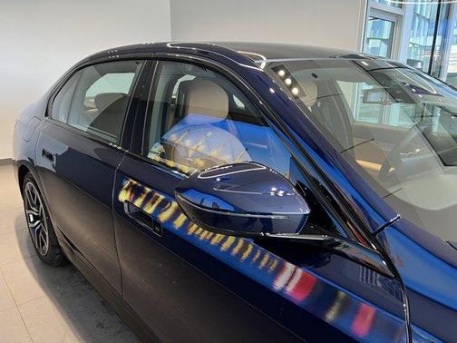 Tanzanite Blue II Metallic 2026 BMW 740 i xDrive