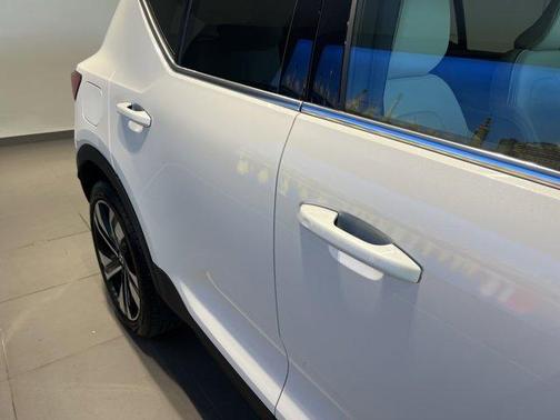 2024 Volvo XC40 B5 Ultimate Bright Theme