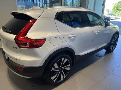 2024 Volvo XC40 B5 Ultimate Bright Theme