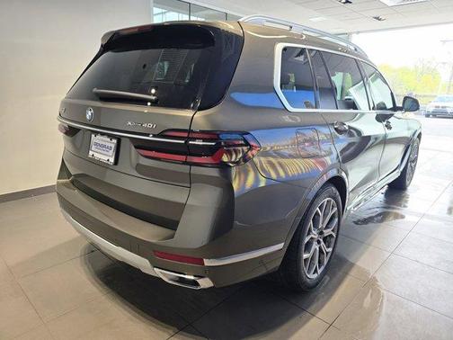 Manhattan Green Metallic 2026 BMW X7 xDrive40i