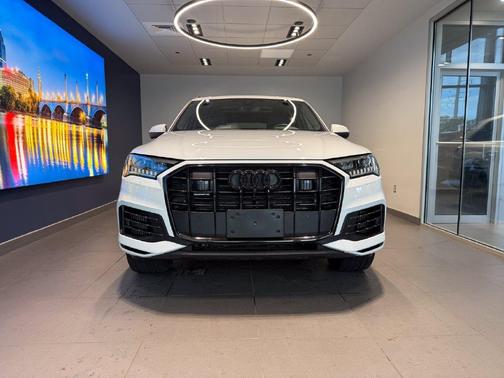 Glacier White Metallic 2023 Audi Q7 55 Premium Plus