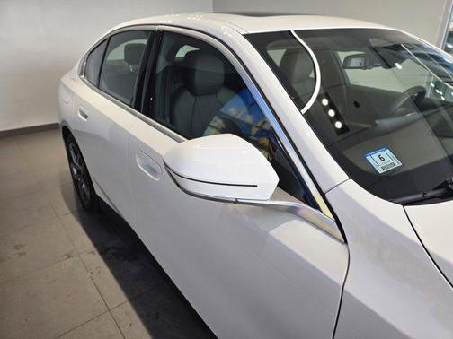 Alpine White 2025 BMW i5 xDrive40