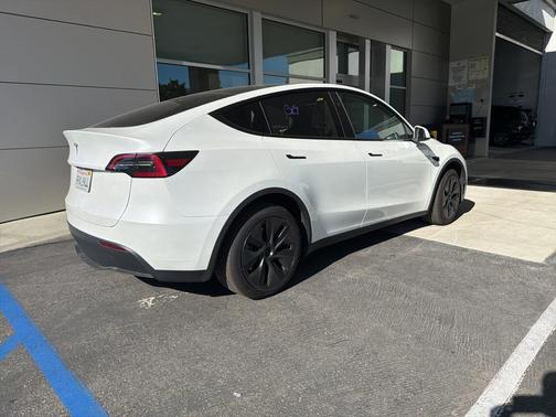 2025 Tesla Model Y Long Range Dual Motor Rear-Wheel Drive