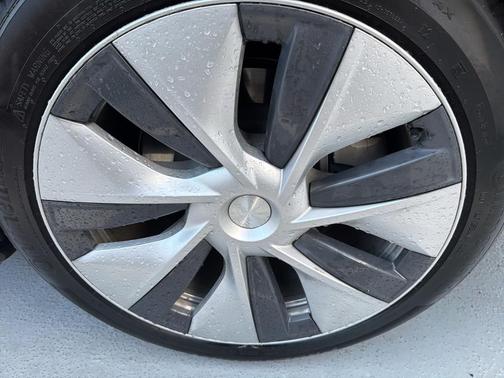 2024 Tesla Model Y Long Range Dual Motor All-Wheel Drive