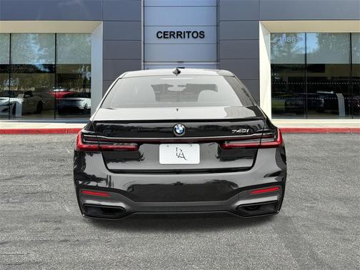 2022 BMW 740 i