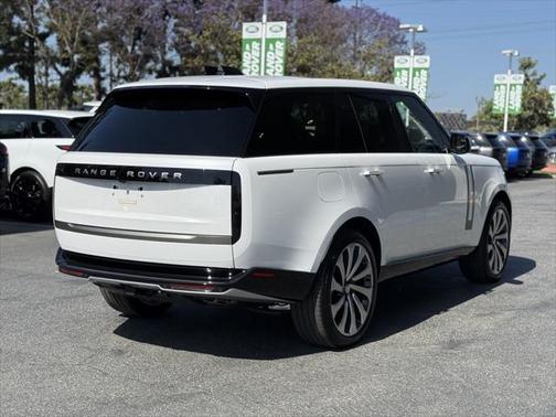 2025 Land Rover Range Rover P530 SE