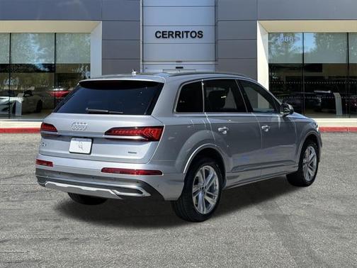 2022 Audi Q7 45 Premium Plus
