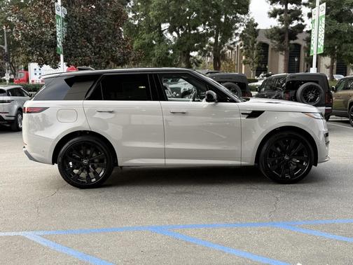 2025 Land Rover Range Rover Sport SE
