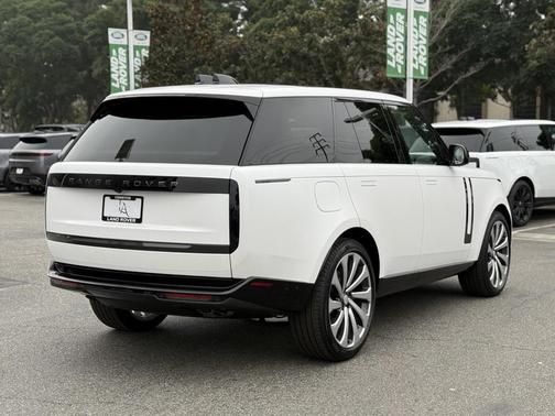 2025 Land Rover Range Rover P530 SE