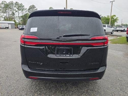 Diamond Black 2026 Chrysler Pacifica Limited