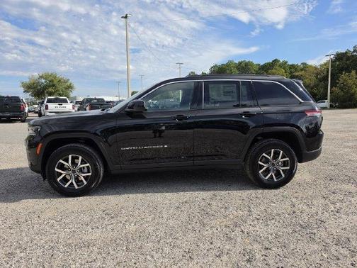 2027 Jeep Grand Cherokee Laredo X