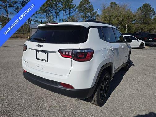 Bright White Clearcoat 2026 Jeep Compass Latitude