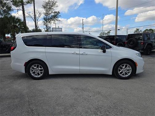 2024 Chrysler Pacifica Touring