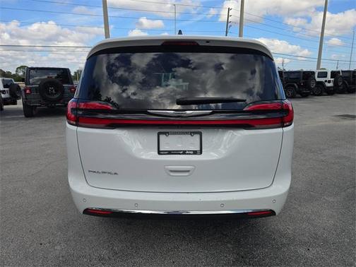 2024 Chrysler Pacifica Touring