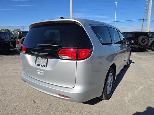 2023 Chrysler Voyager LX