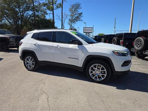 2023 Jeep Compass Latitude Lux