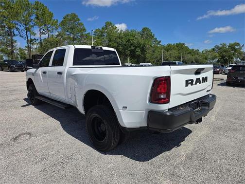 2025 RAM 3500 Tradesman Crew Cab 4x4 8' Box