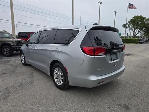 2023 Chrysler Voyager LX