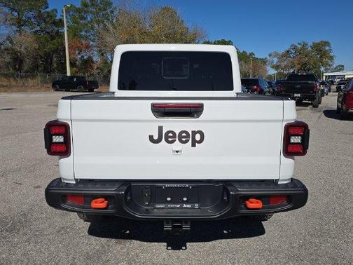 Bright White Clearcoat 2026 Jeep Gladiator Mojave