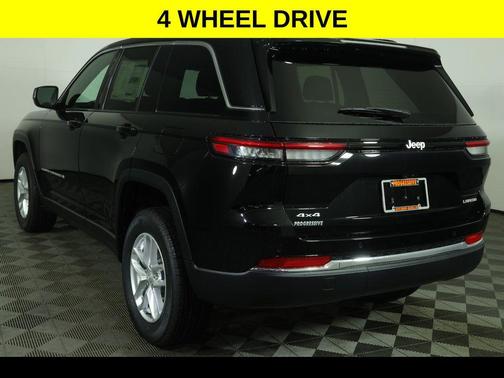 Diamond Black Crystal Pearlcoat 2026 Jeep Grand Cherokee Laredo