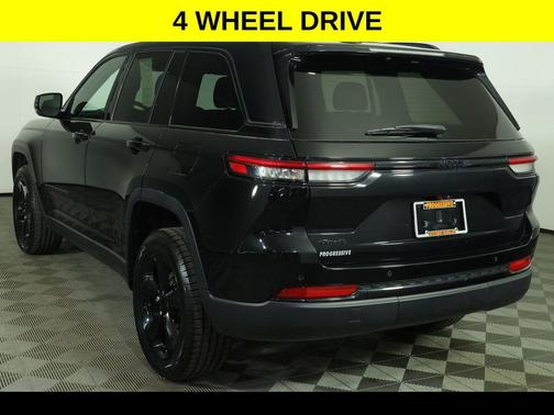Diamond Black Crystal Pearlcoat 2023 Jeep Grand Cherokee Altitude