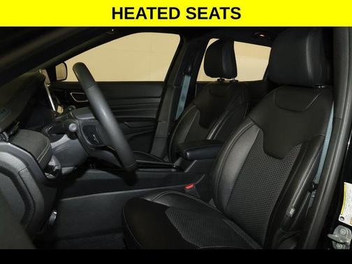 Diamond Black Crystal Pearlcoat 2023 Jeep Compass Latitude
