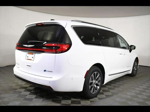 2025 Chrysler Pacifica L