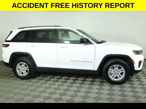 Bright White Clearcoat 2023 Jeep Grand Cherokee Laredo