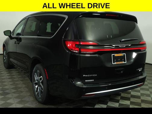 Diamond Black Crystal Pearlcoat 2027 Chrysler Pacifica Limited