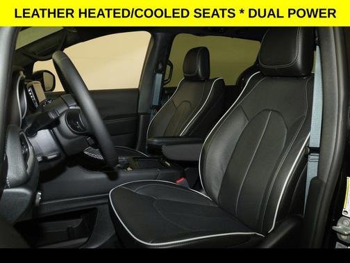 Diamond Black Crystal Pearlcoat 2027 Chrysler Pacifica Limited