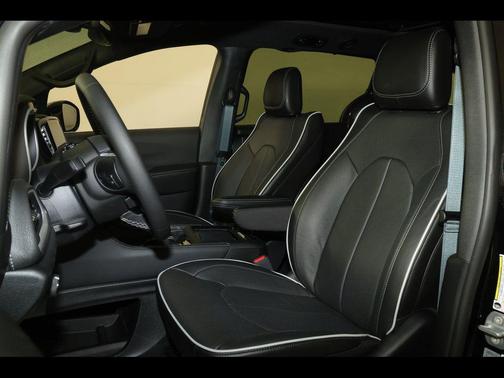 Diamond Black Crystal Pearlcoat 2027 Chrysler Pacifica Limited