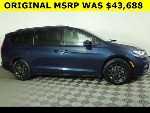 2022 Chrysler Pacifica Touring L